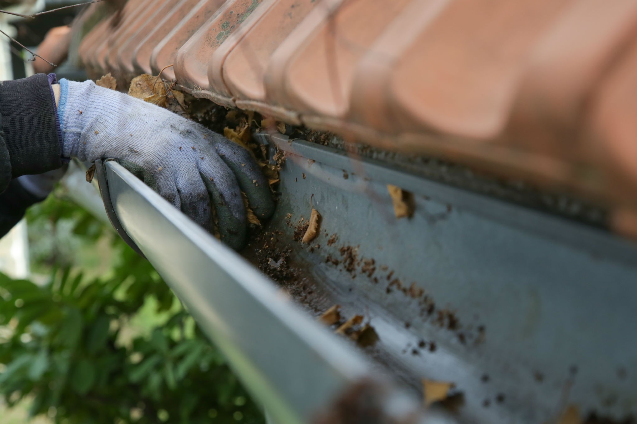 how to clean gutters